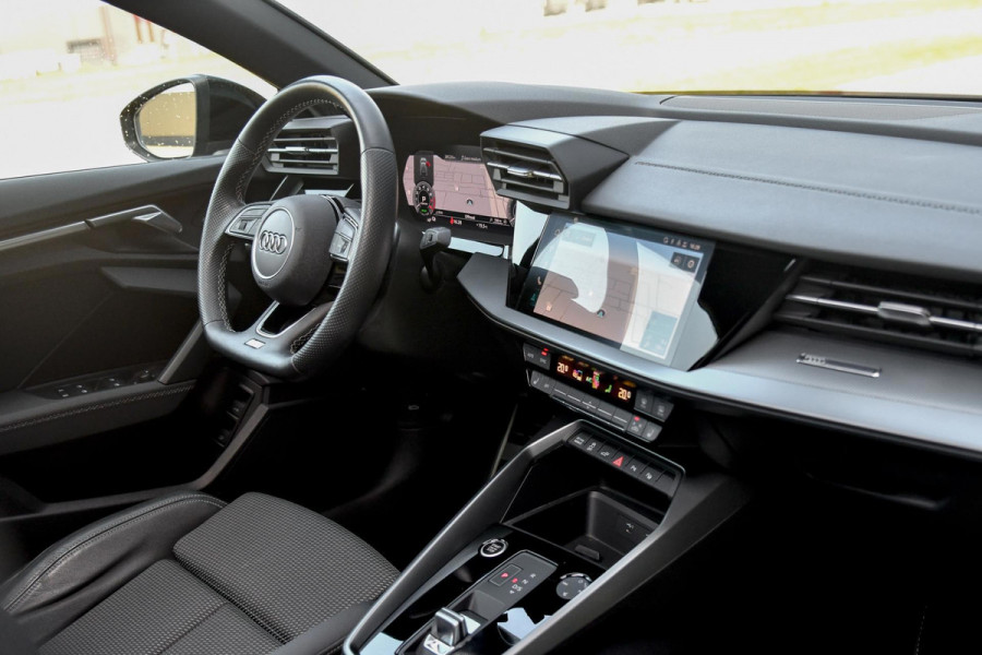 Audi A3 Sportback 45 TFSI e S edition Competition. BTW, Pano, Keyless, Sfeer, Camera, CarPlay!