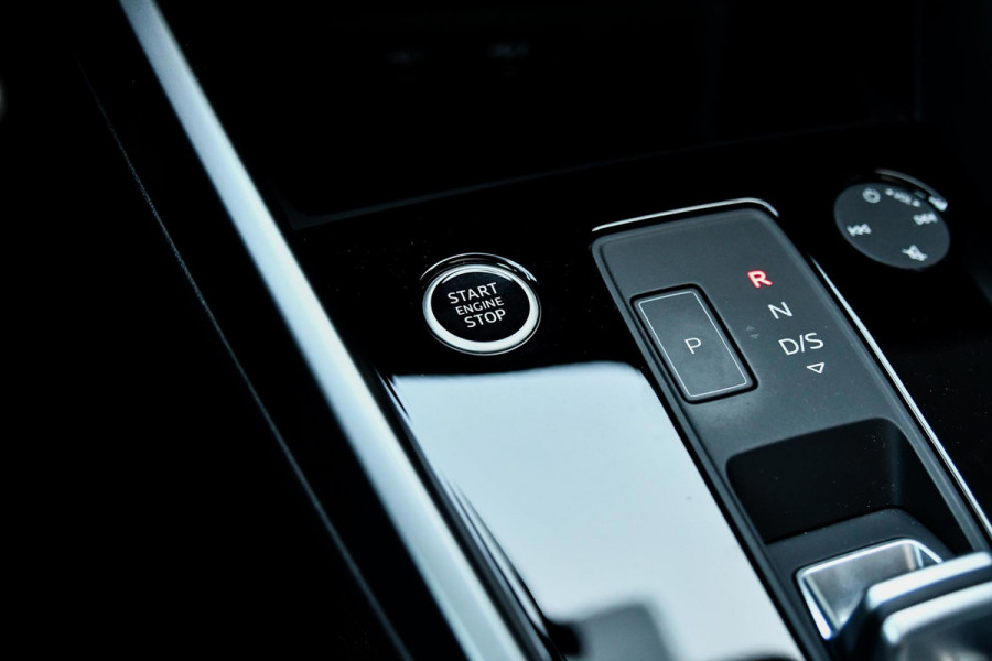 Audi A3 Sportback 45 TFSI e S edition Competition. BTW, Pano, Keyless, Sfeer, Camera, CarPlay!
