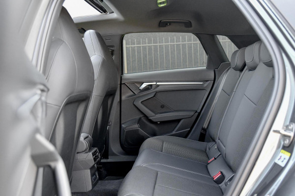 Audi A3 Sportback 45 TFSI e S edition Competition. BTW, Pano, Keyless, Sfeer, Camera, CarPlay!