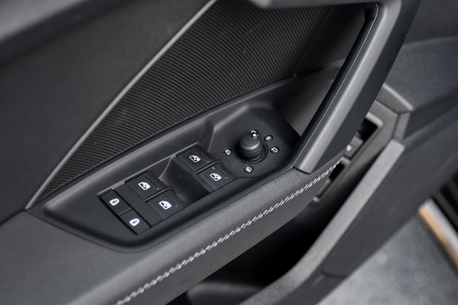 Audi A3 Sportback 45 TFSI e S edition Competition. BTW, Pano, Keyless, Sfeer, Camera, CarPlay!