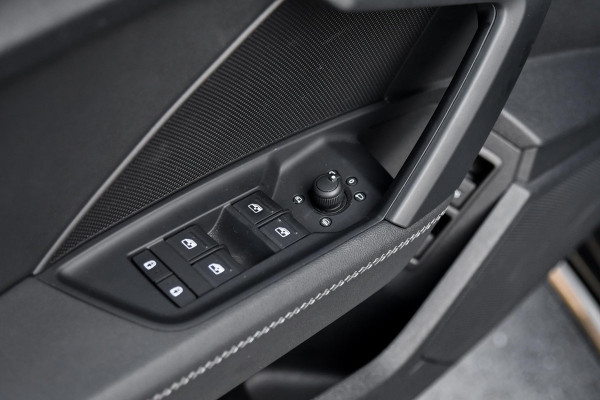 Audi A3 Sportback 45 TFSI e S edition Competition. BTW, Pano, Keyless, Sfeer, Camera, CarPlay!