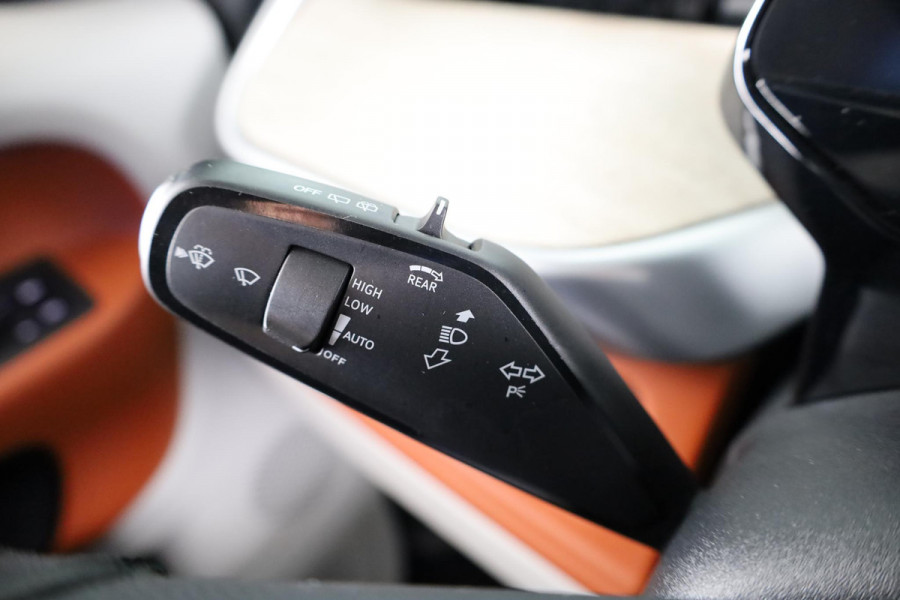 Volkswagen ID. Buzz 1st Max 77kWh 204 PK | Navigatie | Wegklapbare trekhaak | Camera | Keyless entry