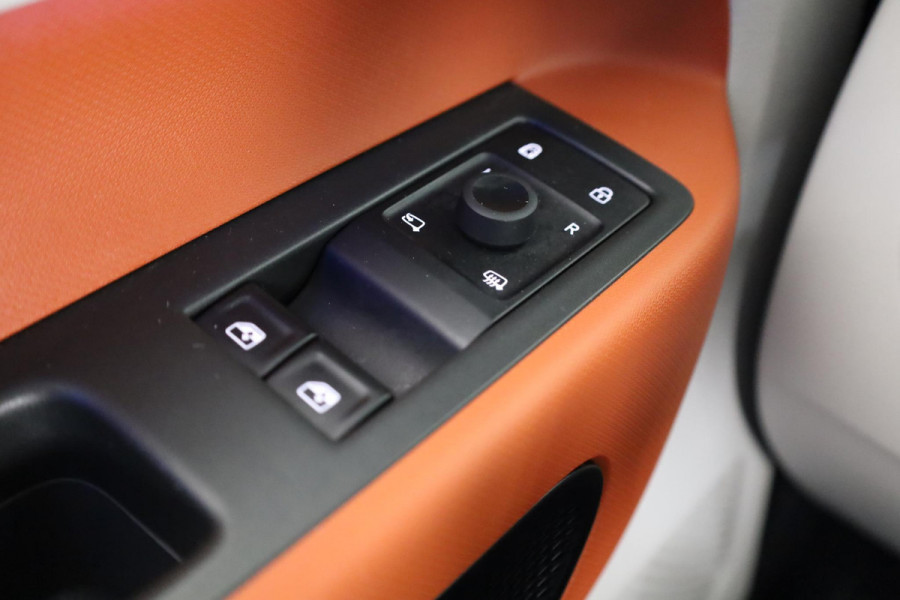 Volkswagen ID. Buzz 1st Max 77kWh 204 PK | Navigatie | Wegklapbare trekhaak | Camera | Keyless entry