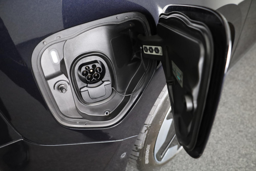 Volkswagen ID. Buzz 1st Max 77kWh 204 PK | Navigatie | Wegklapbare trekhaak | Camera | Keyless entry
