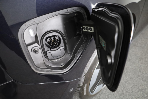 Volkswagen ID. Buzz 1st Max 77kWh 204 PK | Navigatie | Wegklapbare trekhaak | Camera | Keyless entry