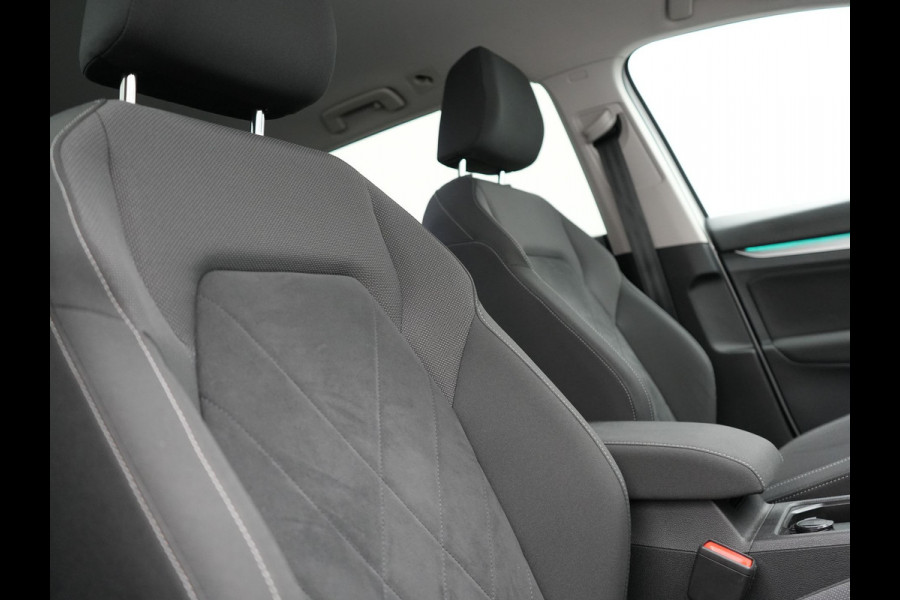 Volkswagen GOLF Variant 1.5 TSI Life Business 131pk | Adaptive Cruise | Camera | Alcantara Sportstoelen Verwarmd | IQ Light | Stuurverwaming |  Sfeerverlichting | Parkassist | Apple Carplay |