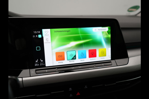 Volkswagen GOLF Variant 1.5 TSI Life Business 131pk | Adaptive Cruise | Camera | Alcantara Sportstoelen Verwarmd | IQ Light | Stuurverwaming |  Sfeerverlichting | Parkassist | Apple Carplay |