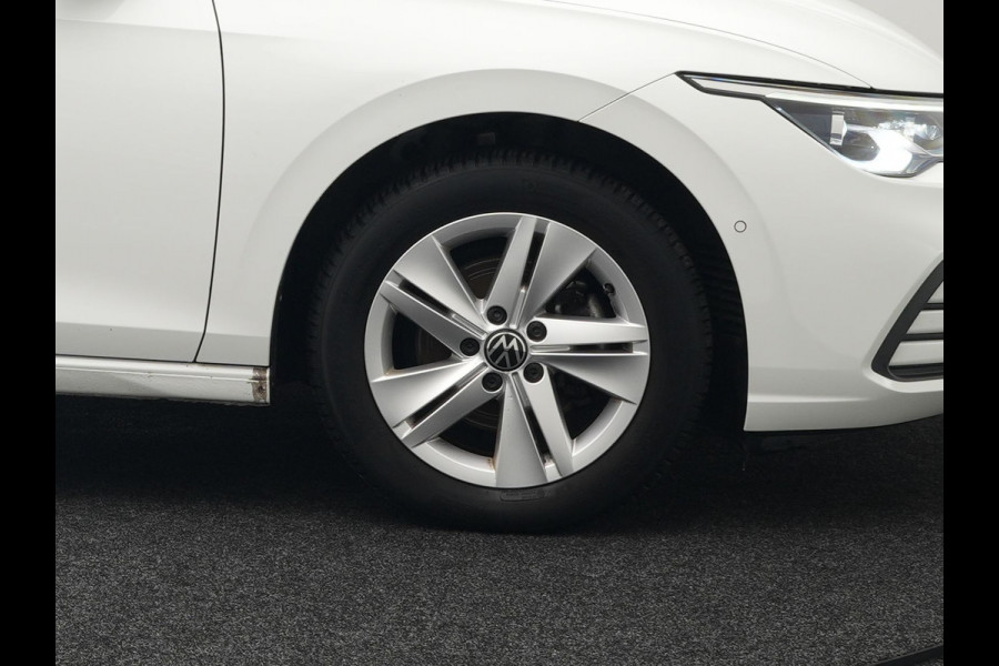 Volkswagen GOLF Variant 1.5 TSI Life Business 131pk | Adaptive Cruise | Camera | Alcantara Sportstoelen Verwarmd | IQ Light | Stuurverwaming |  Sfeerverlichting | Parkassist | Apple Carplay |
