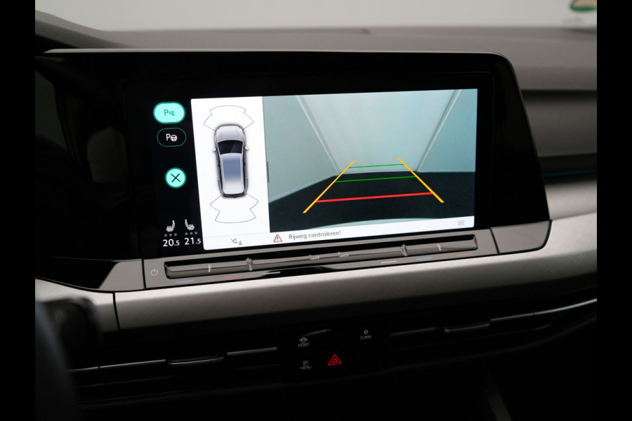 Volkswagen GOLF Variant 1.5 TSI Life Business 131pk | Adaptive Cruise | Camera | Alcantara Sportstoelen Verwarmd | IQ Light | Stuurverwaming |  Sfeerverlichting | Parkassist | Apple Carplay |