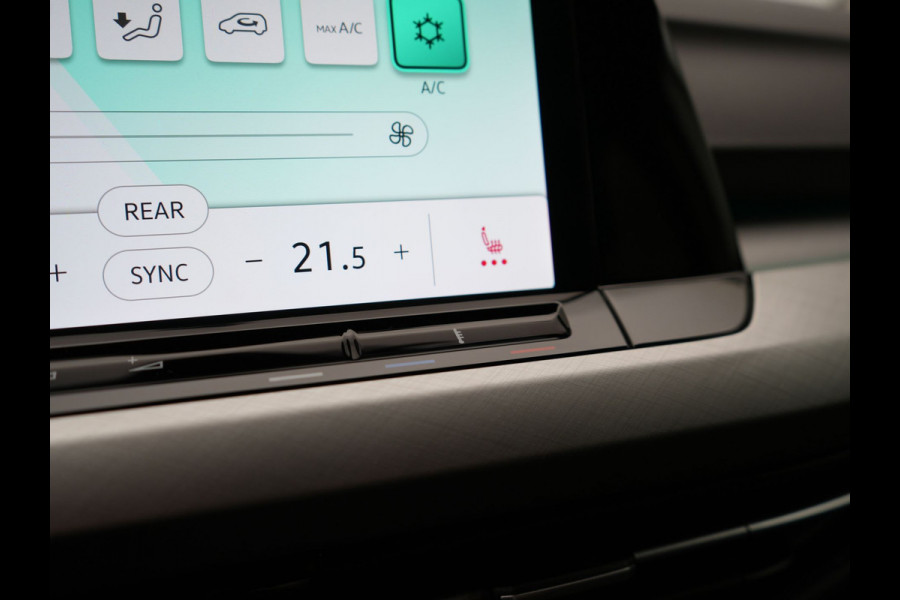 Volkswagen GOLF Variant 1.5 TSI Life Business 131pk | Adaptive Cruise | Camera | Alcantara Sportstoelen Verwarmd | IQ Light | Stuurverwaming |  Sfeerverlichting | Parkassist | Apple Carplay |
