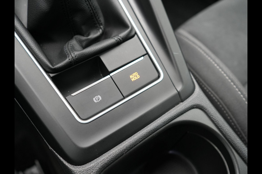 Volkswagen GOLF Variant 1.5 TSI Life Business 131pk | Adaptive Cruise | Camera | Alcantara Sportstoelen Verwarmd | IQ Light | Stuurverwaming |  Sfeerverlichting | Parkassist | Apple Carplay |