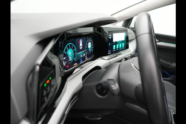 Volkswagen GOLF Variant 1.5 TSI Life Business 131pk | Adaptive Cruise | Camera | Alcantara Sportstoelen Verwarmd | IQ Light | Stuurverwaming |  Sfeerverlichting | Parkassist | Apple Carplay |