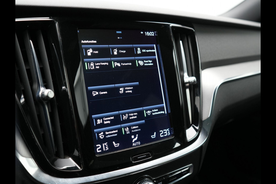 Volvo V60 T6 Recharge AWD R-Design Plug In Hybrid PHEV | Trekhaak af Fabriek |  Panodak | Lederen Sportstoelen Memory | Harman Kardon | Apple Carplay | Navigatie | Camera | L.M. 18" | DAB | Virtual |