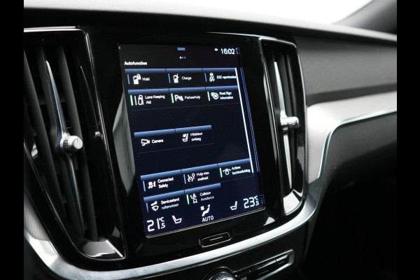 Volvo V60 T6 Recharge AWD R-Design Plug In Hybrid PHEV | Trekhaak af Fabriek |  Panodak | Lederen Sportstoelen Memory | Harman Kardon | Apple Carplay | Navigatie | Camera | L.M. 18" | DAB | Virtual |