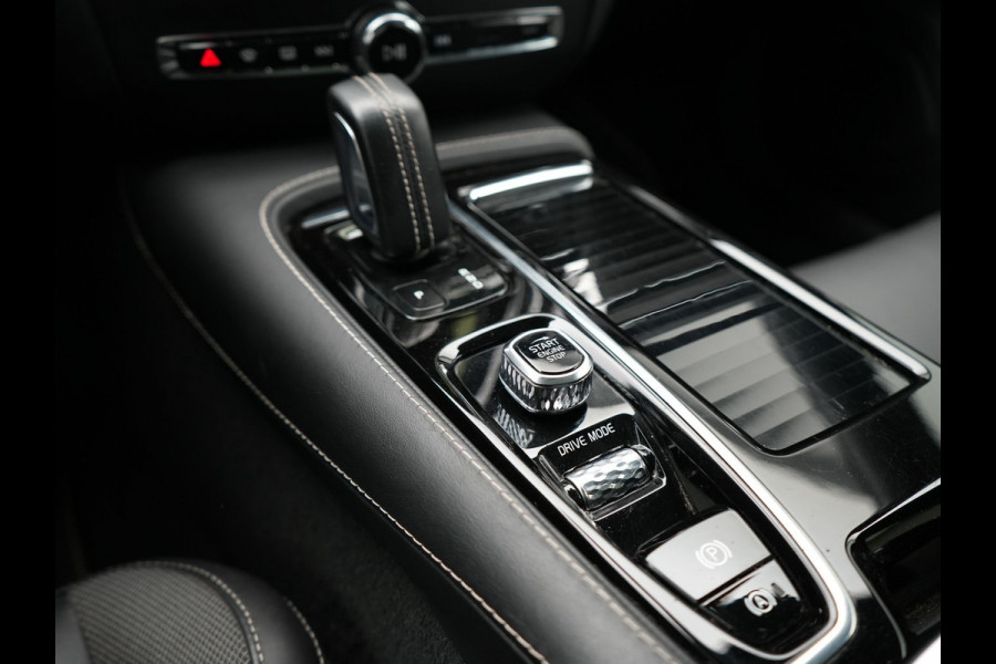 Volvo V60 T6 Recharge AWD R-Design Plug In Hybrid PHEV | Trekhaak af Fabriek |  Panodak | Lederen Sportstoelen Memory | Harman Kardon | Apple Carplay | Navigatie | Camera | L.M. 18" | DAB | Virtual |