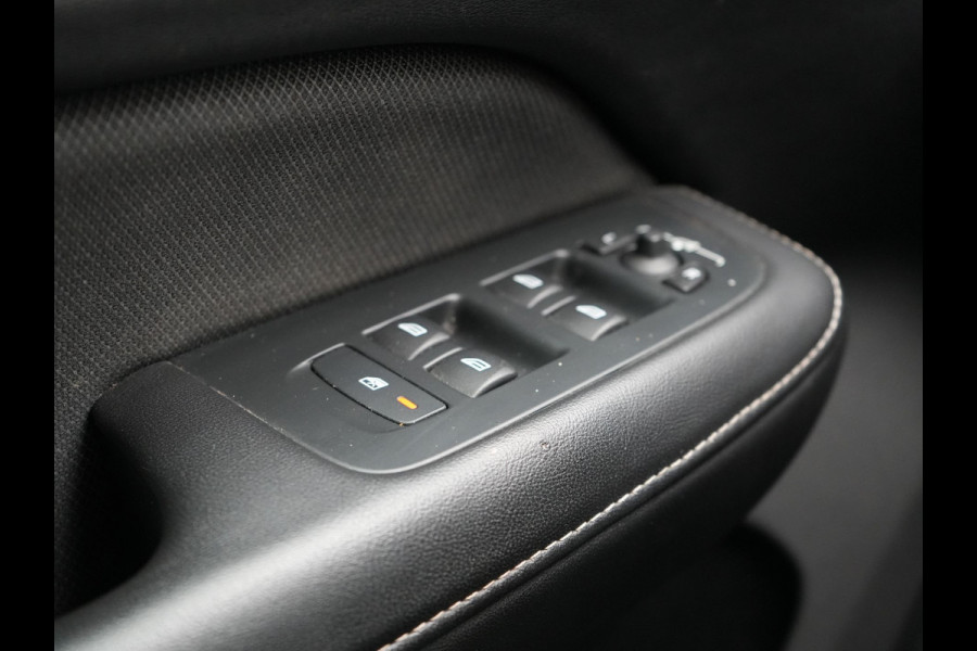 Volvo V60 T6 Recharge AWD R-Design Plug In Hybrid PHEV | Trekhaak af Fabriek |  Panodak | Lederen Sportstoelen Memory | Harman Kardon | Apple Carplay | Navigatie | Camera | L.M. 18" | DAB | Virtual |