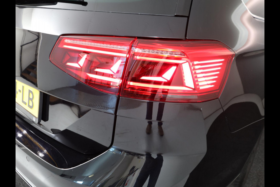 Volkswagen Passat Variant 1.5 TSI R-Line Business 150 pk Automaat (DSG) | Verlengde garantie | Navigatie | Parkeersensoren | Achteruitrijcamera | Adaptieve cruise control | Stoelverwarming |