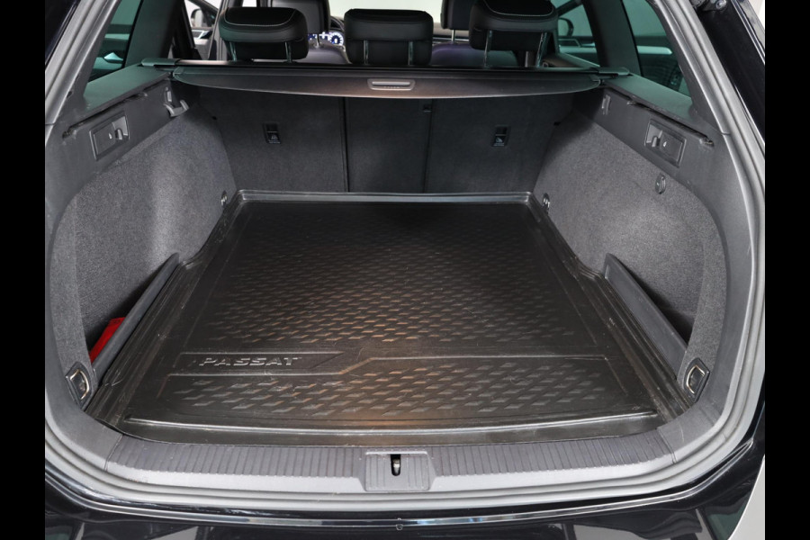 Volkswagen Passat Variant 1.5 TSI R-Line Business 150 pk Automaat (DSG) | Verlengde garantie | Navigatie | Parkeersensoren | Achteruitrijcamera | Adaptieve cruise control | Stoelverwarming |
