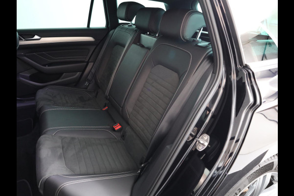 Volkswagen Passat Variant 1.5 TSI R-Line Business 150 pk Automaat (DSG) | Verlengde garantie | Navigatie | Parkeersensoren | Achteruitrijcamera | Adaptieve cruise control | Stoelverwarming |