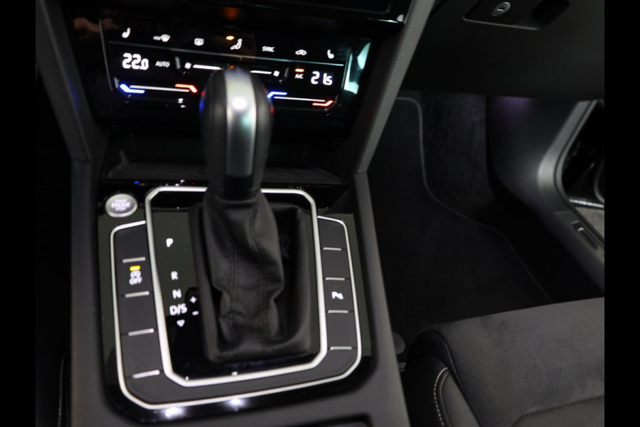 Volkswagen Passat Variant 1.5 TSI R-Line Business 150 pk Automaat (DSG) | Verlengde garantie | Navigatie | Parkeersensoren | Achteruitrijcamera | Adaptieve cruise control | Stoelverwarming |