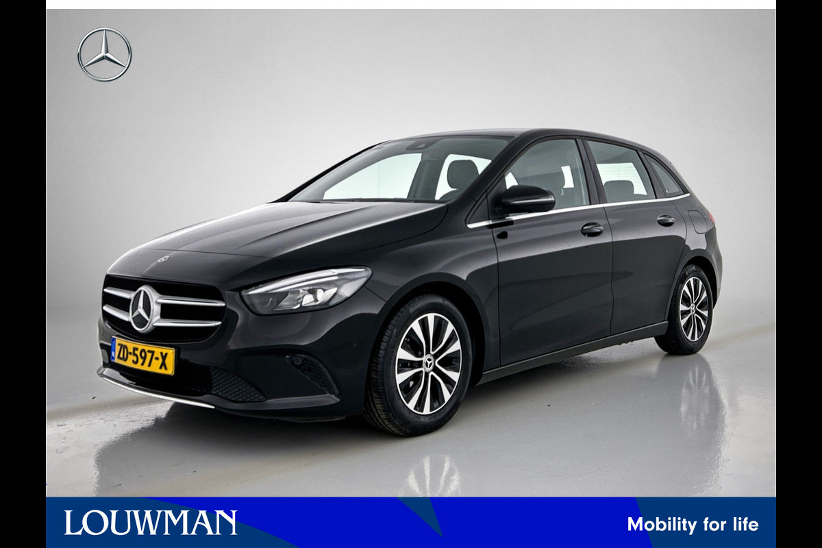 Mercedes-Benz B-Klasse 180 Business Solution | Achteruitrijcamera | Lichtmetalen velgen | Navigatie | Parking support | Trekhaak | Electrisch achterklep Inclusief 24 maanden MB Certified garantie voor Europa. Mercedes-Benz B-Klasse 180 Business Solution | Achteruitrijcamera | Lichtmetalen velgen | Navigatie | Parking support | Trekhaak | Electrisch achterklep Inclusief 24 maanden MB Certified garantie voor Europa.