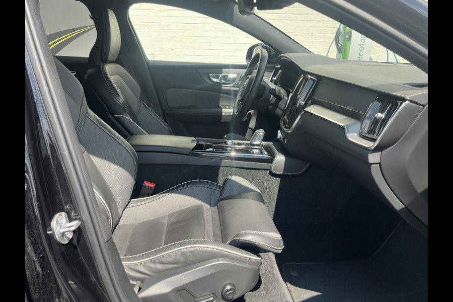 Volvo V60 2.0 T6 Recharge AWD Plus Dark | Longe Range | Adaptieve Cruise | Harman Kardon | Zwenkbare trekhaak | Memory |