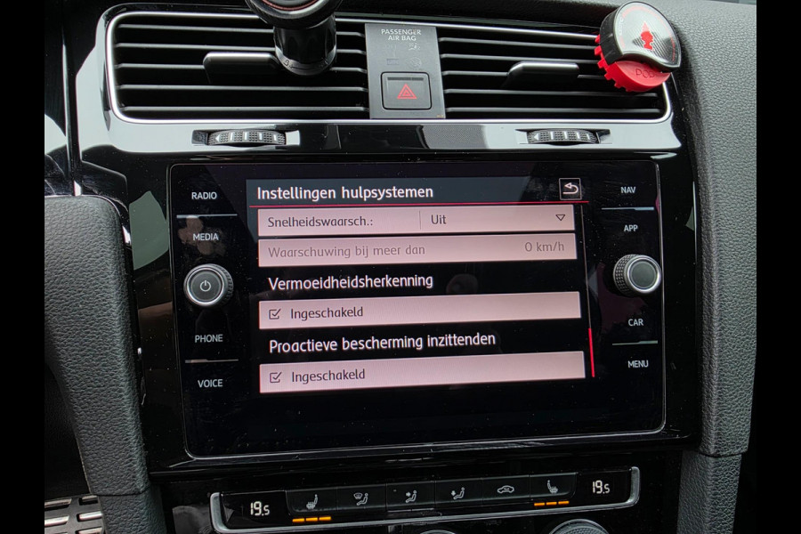 Volkswagen Golf 2.0 TSI GTI TCR - 383 PK / PANO / CARPLAY / ALCANTARA / ADAPT.CRUISE / KEYLESS / CAMERA / DODEHOEK / LANE ASSIST !