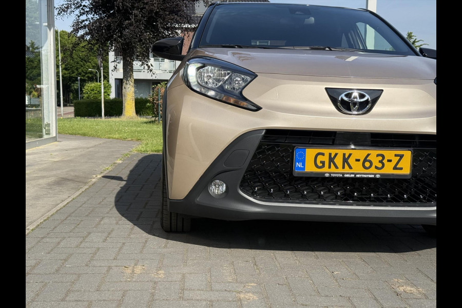 Toyota Aygo X 1.0 VVT-i Pulse Bi-Tone | Stoelverwarming, 17 inch, Apple CarPlay/Android Auto, Camera, Licht + Regensensor