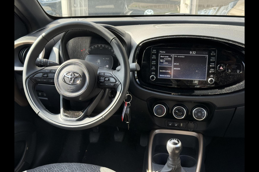 Toyota Aygo X 1.0 VVT-i Pulse Bi-Tone | Stoelverwarming, 17 inch, Apple CarPlay/Android Auto, Camera, Licht + Regensensor