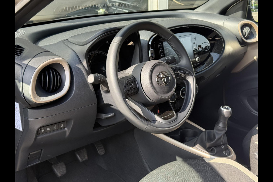 Toyota Aygo X 1.0 VVT-i Pulse Bi-Tone | Stoelverwarming, 17 inch, Apple CarPlay/Android Auto, Camera, Licht + Regensensor