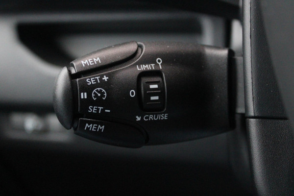 Peugeot e-Expert EV L2 75 kWh | NAVIGATIE 10" TOUCHSCREEN | ACHTERUITRIJ CAMERA | APPLE CARPLAY/ANDROID AUTO | PARKEERSENSOREN | CRUISE CONTROL | DAB+ RADIO | 3-ZITS | LAADRUIMTE PAKKET | PACK MODUWORK |