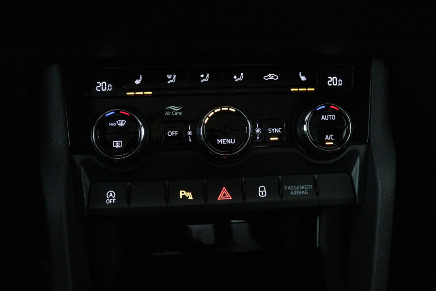 Škoda Karoq 1.5 TSI ACT Sportline Business (PANORAMADAK, STOEL-/STUURVERWARMING, ELEKT. TREKHAAK, ADAPTIVE CRUISE, CAMERA)