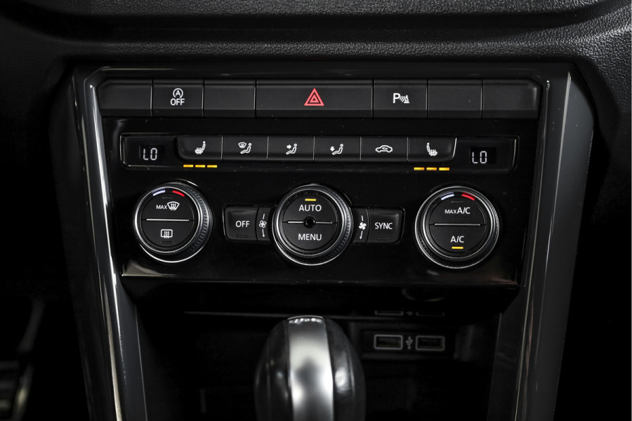 Volkswagen T-Roc 2.0 TSI 190 PK 4Motion Sport - Automaat | Dig. Cockpit | Cruise Control | Stoelverw. | PDC | NAV + App. Connect | ECC | Afn. Trekhaak | LM 17" |