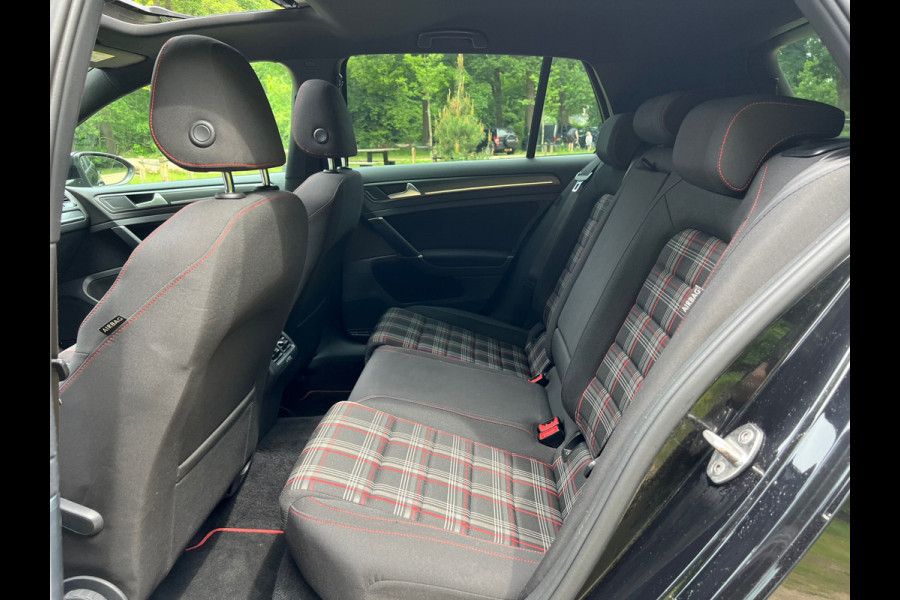 Volkswagen Golf 2.0 TSI GTI Performance | PANO + VIRTUAL + DSG |