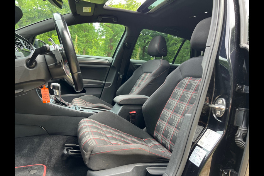 Volkswagen Golf 2.0 TSI GTI Performance | PANO + VIRTUAL + DSG |