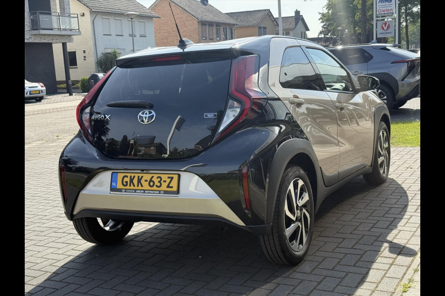 Toyota Aygo X 1.0 VVT-i Pulse Bi-Tone | Stoelverwarming, 17 inch, Apple CarPlay/Android Auto, Camera, Licht + Regensensor