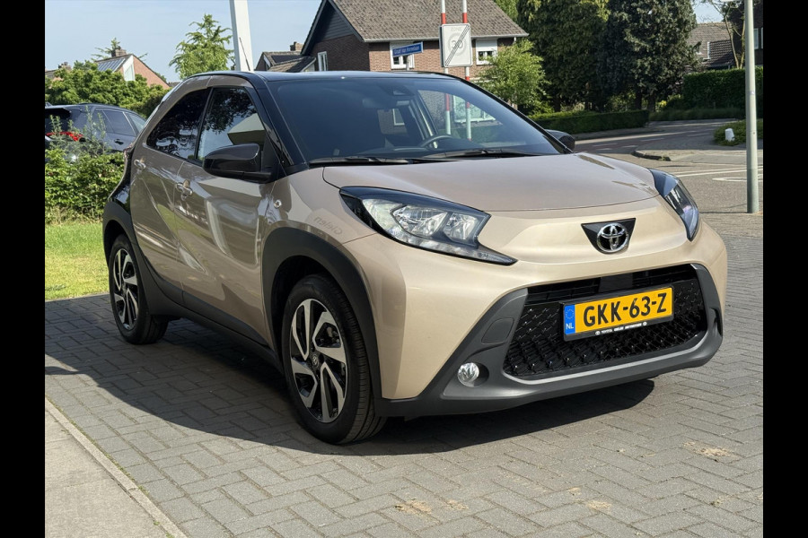 Toyota Aygo X 1.0 VVT-i Pulse Bi-Tone | Stoelverwarming, 17 inch, Apple CarPlay/Android Auto, Camera, Licht + Regensensor