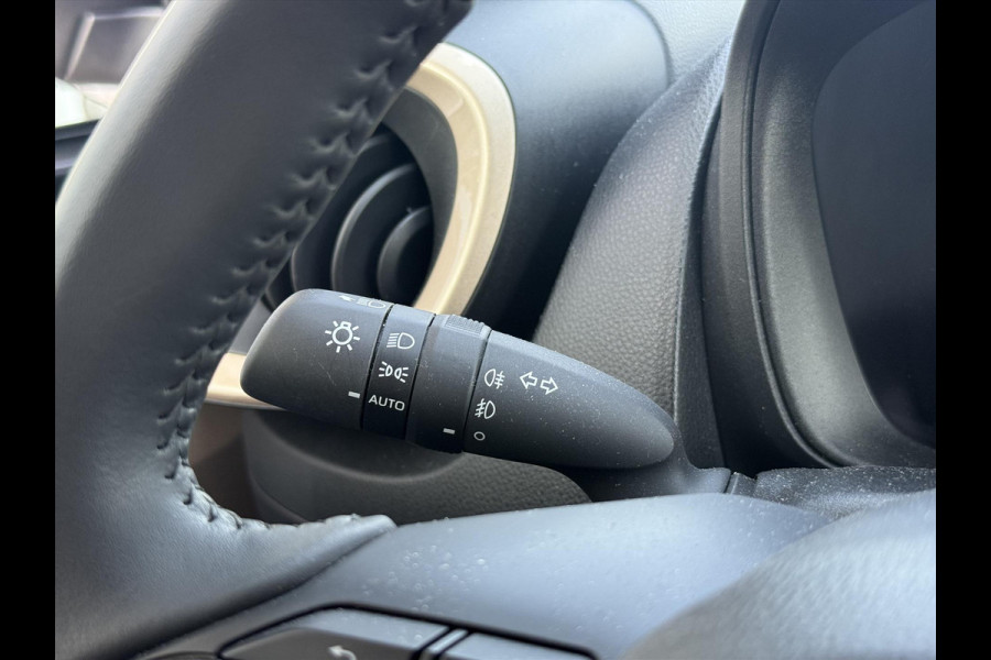 Toyota Aygo X 1.0 VVT-i Pulse Bi-Tone | Stoelverwarming, 17 inch, Apple CarPlay/Android Auto, Camera, Licht + Regensensor