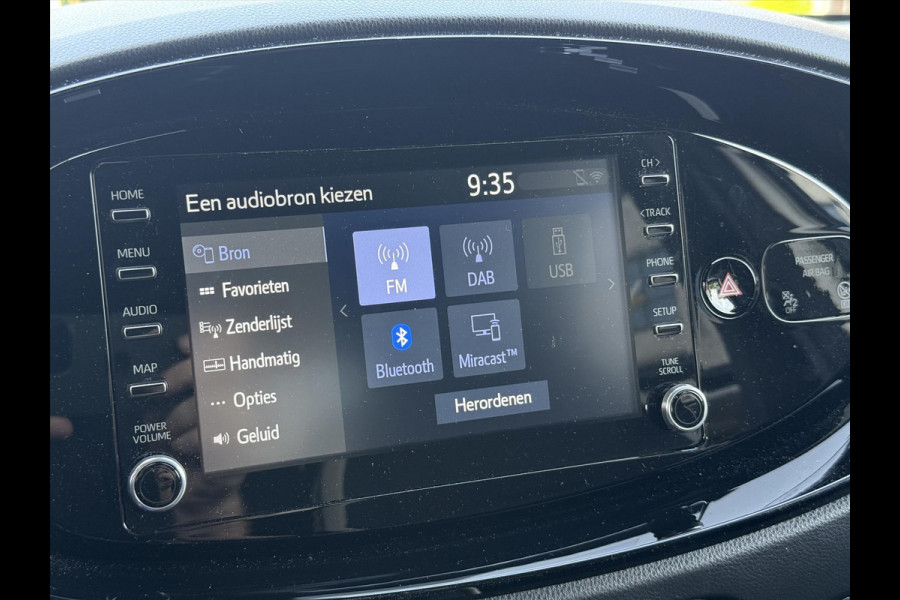 Toyota Aygo X 1.0 VVT-i Pulse Bi-Tone | Stoelverwarming, 17 inch, Apple CarPlay/Android Auto, Camera, Licht + Regensensor