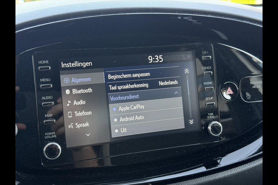 Toyota Aygo X 1.0 VVT-i Pulse Bi-Tone | Stoelverwarming, 17 inch, Apple CarPlay/Android Auto, Camera, Licht + Regensensor