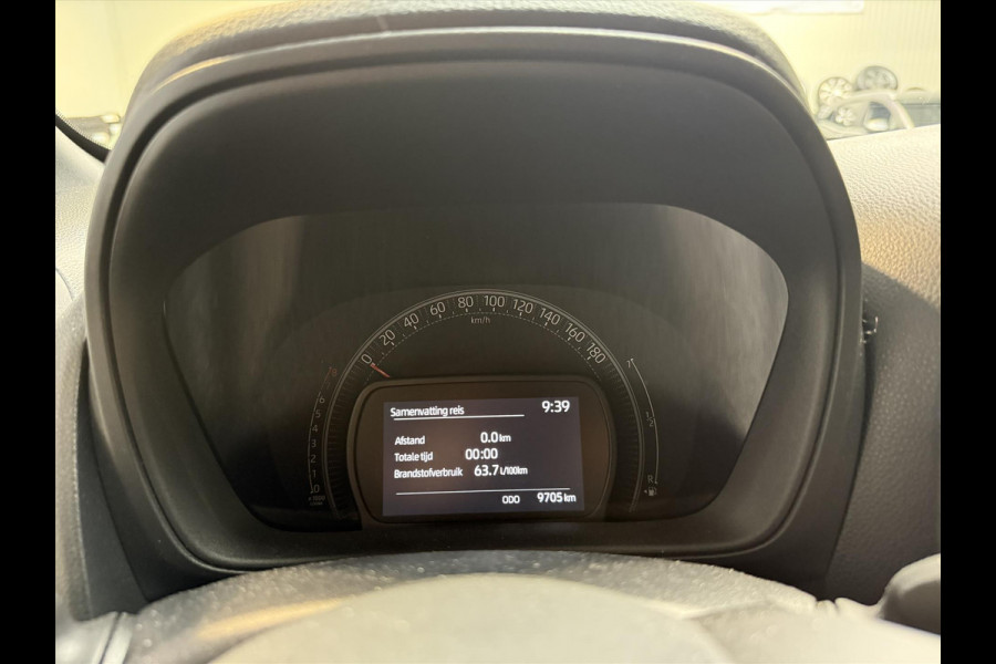 Toyota Aygo X 1.0 VVT-i Pulse Bi-Tone | Stoelverwarming, 17 inch, Apple CarPlay/Android Auto, Camera, Licht + Regensensor
