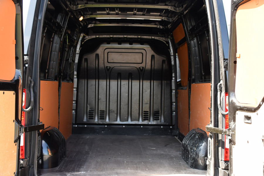 Renault Master T35 2.3 dCi L2H2 Black Edition Cruise, NAVI, Sensoren, Multimedia, Clima, Trekhaak, Airco, 145PK, Uniek!