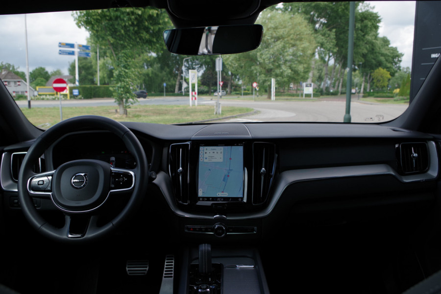 Volvo XC60 2.0 350 PK T6 Plug-in Hybrid AWD Plus Dark Long Range, Panoramadak, Trekhaak, Harman/Kardon, 360 Camera
