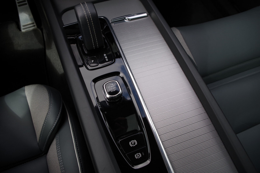 Volvo XC60 2.0 350 PK T6 Plug-in Hybrid AWD Plus Dark Long Range, Panoramadak, Trekhaak, Harman/Kardon, 360 Camera