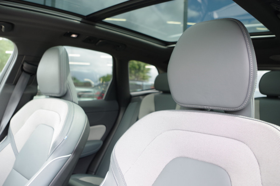 Volvo XC60 2.0 350 PK T6 Plug-in Hybrid AWD Plus Dark Long Range, Panoramadak, Trekhaak, Harman/Kardon, 360 Camera