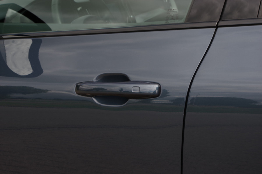 Volvo XC60 2.0 350 PK T6 Plug-in Hybrid AWD Plus Dark Long Range, Panoramadak, Trekhaak, Harman/Kardon, 360 Camera