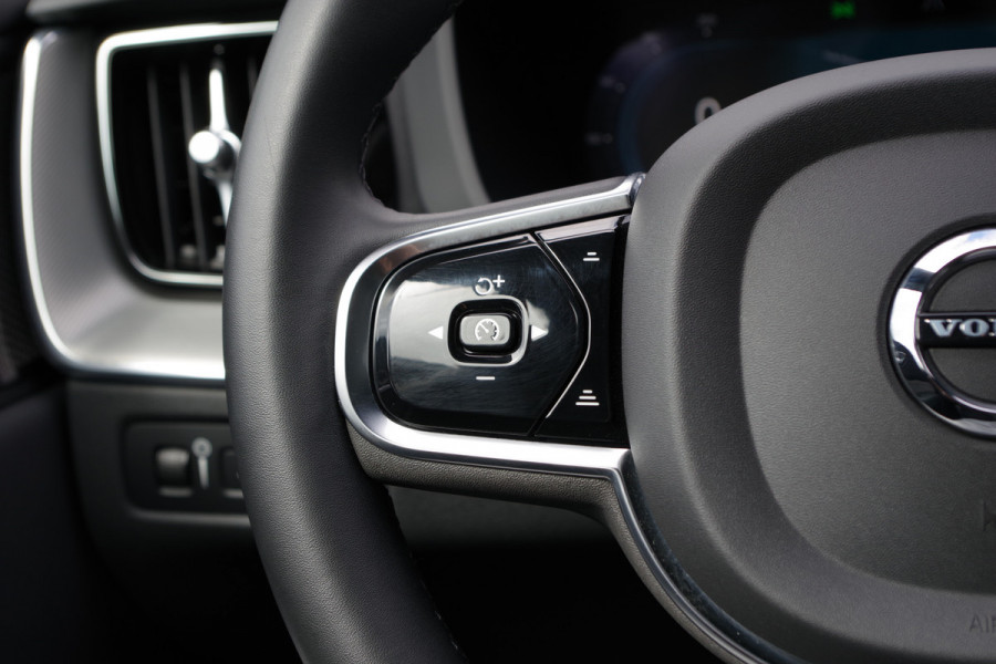 Volvo XC60 2.0 350 PK T6 Plug-in Hybrid AWD Plus Dark Long Range, Panoramadak, Trekhaak, Harman/Kardon, 360 Camera