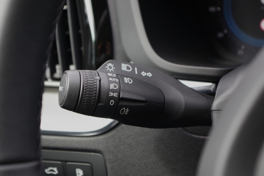 Volvo XC60 2.0 350 PK T6 Plug-in Hybrid AWD Plus Dark Long Range, Panoramadak, Trekhaak, Harman/Kardon, 360 Camera
