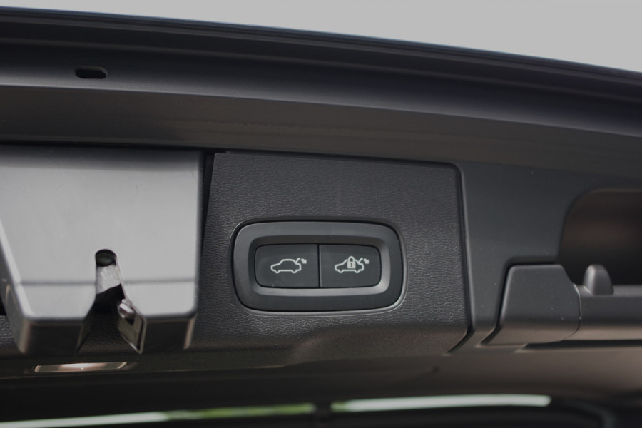 Volvo XC60 2.0 350 PK T6 Plug-in Hybrid AWD Plus Dark Long Range, Panoramadak, Trekhaak, Harman/Kardon, 360 Camera