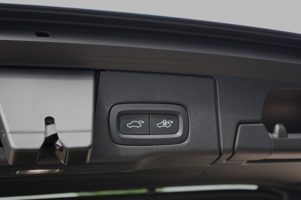 Volvo XC60 2.0 350 PK T6 Plug-in Hybrid AWD Plus Dark Long Range, Panoramadak, Trekhaak, Harman/Kardon, 360 Camera